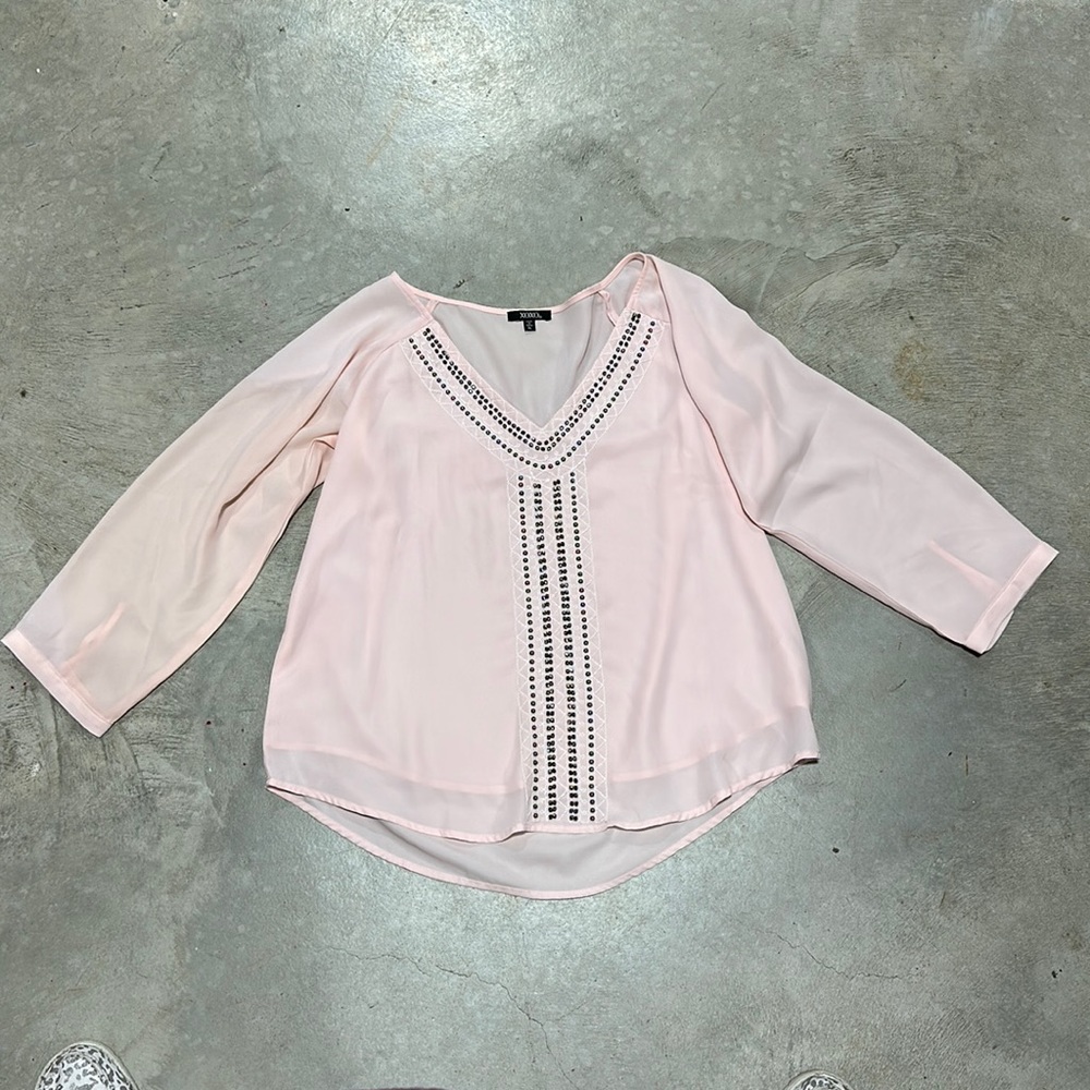XoXo‎ brand light pink sheer v-neck w/beading top /Size XL / V-78